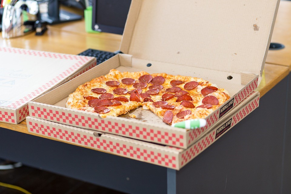 Nu aruncați cutia. Dați-i a doua șansă și transformați-o într-o decorație din cutie de pizza.