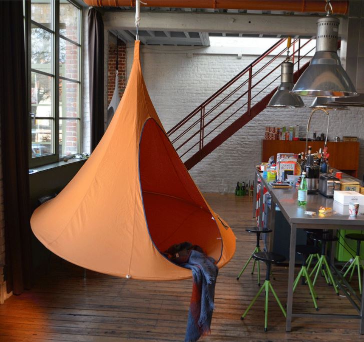 Fotoliu suspendat de perete potrivit pentru camera copiilor, living sau gradina.