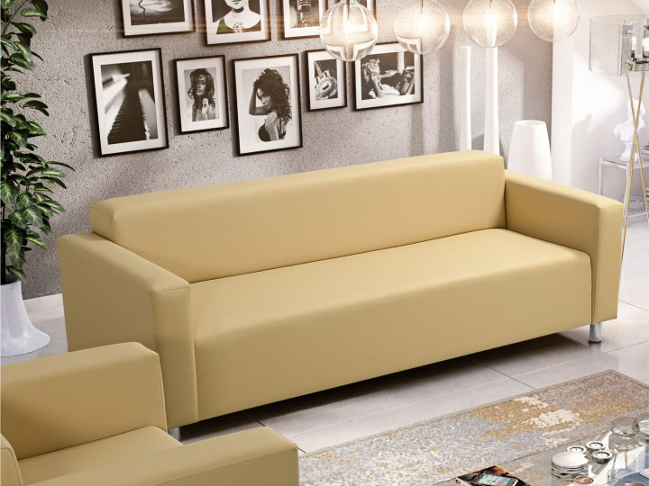 Cum să măresc spațiul optic din living? O canapea modernă, tapițată, pe versiunea color bej își are rostul.
