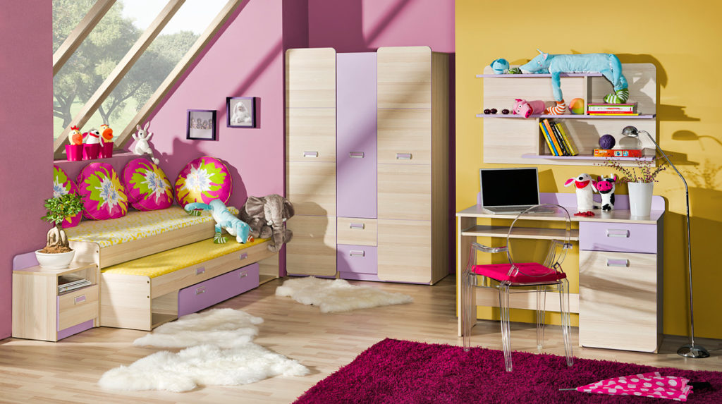 Colțul de studiu eficient poate avea culori plăcute. Mobilier pentru camera copiilor, potrivit pentru fete.