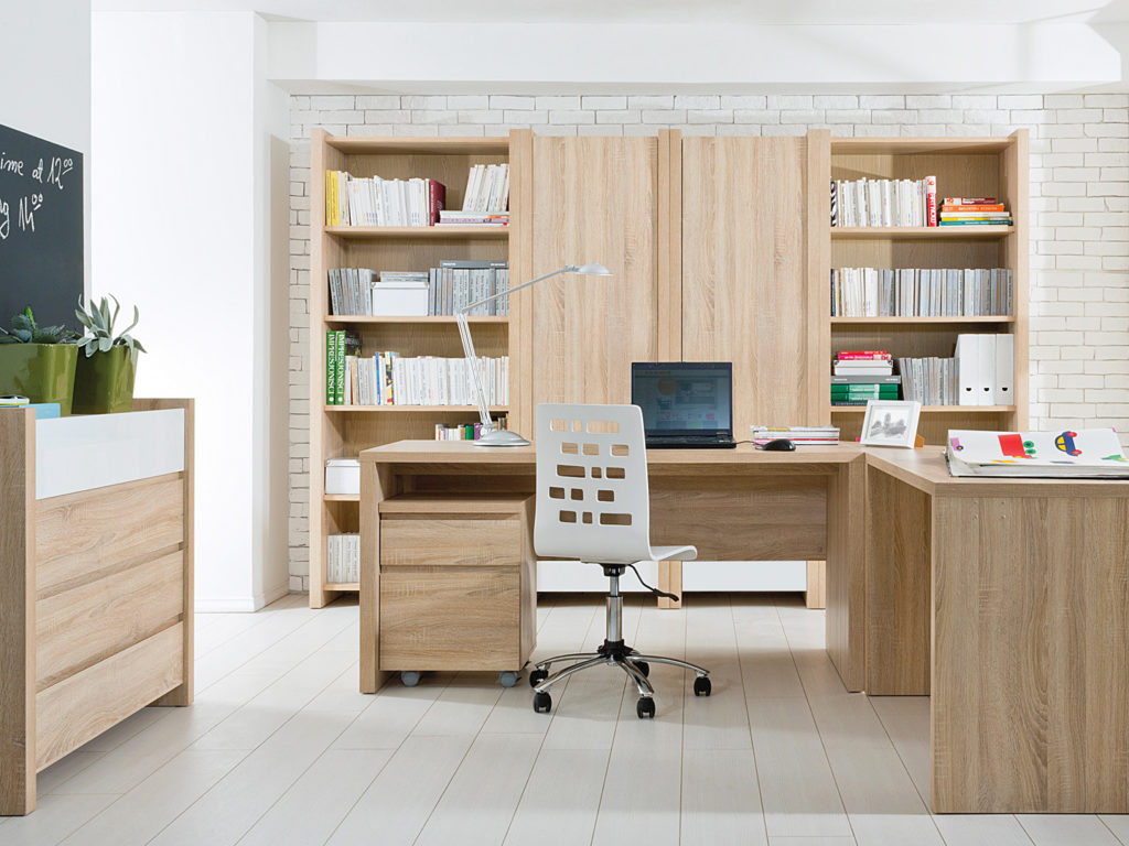 Birou do colț pe versiune color deschisă. Spațiu suficient de organizare cu birou sau masă de lucru