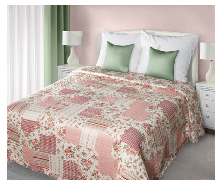 Cuvertură pentru pat pe culoare roz si bej. Pat ordonat.