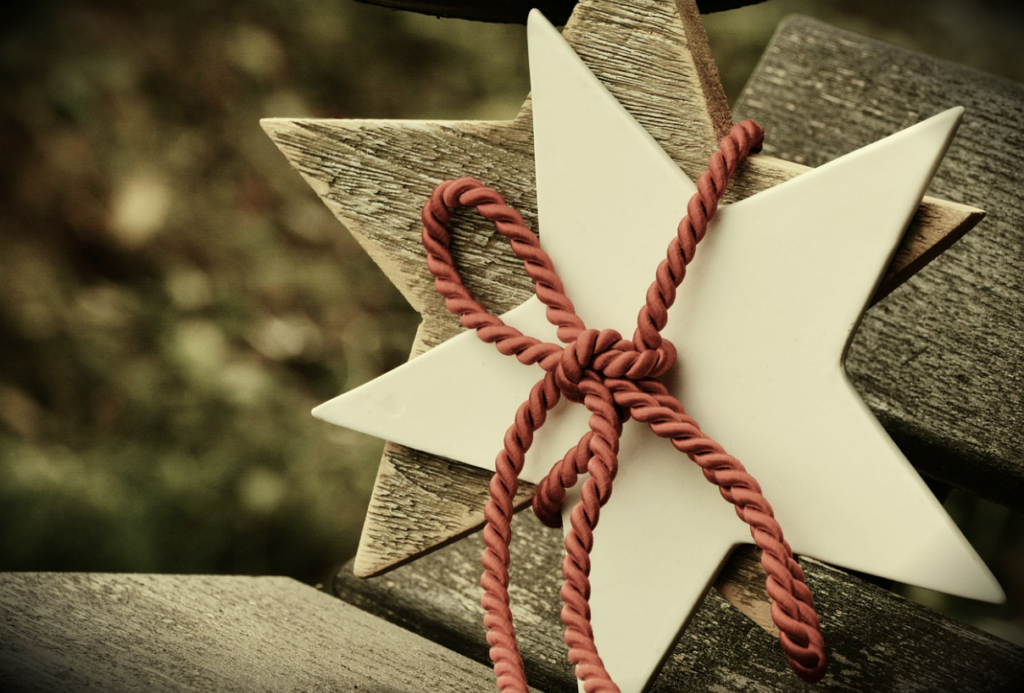 Decorații de Crăciun. Stele, panglici, frânghii suficiente pentru ornamente de Crăciun.