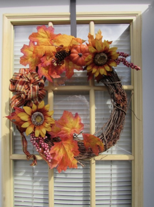 coroană de toamnă cu flori interesante. și dovlecei.