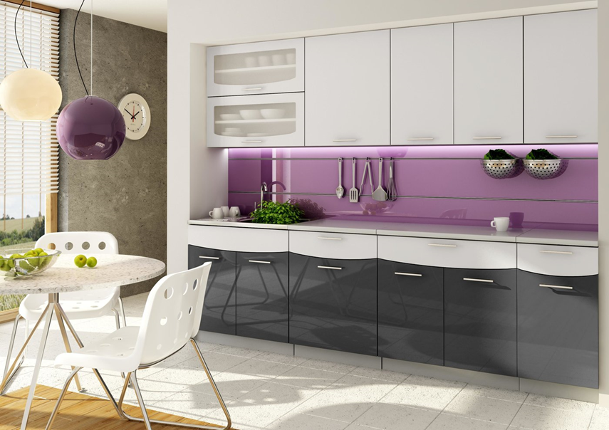 Bucătărie modernă, în combinația culorilor de alb și negru. Blat de lucru potrivit pentru bucătărie, alegerea culorii și a materialului potrivit.