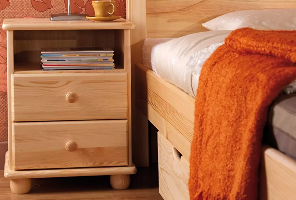 Noptieră din lemn masiv. Versiune color din lemn, potrivită pentru persoanele care doresc să fie mai aproape de natură.