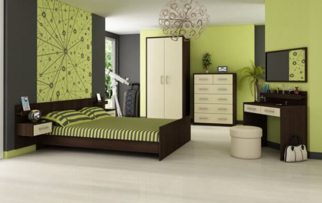 Dormitor modern cu pereti verde. Set de mobilier format din pat, dulap, comoda si masa de toaleta.