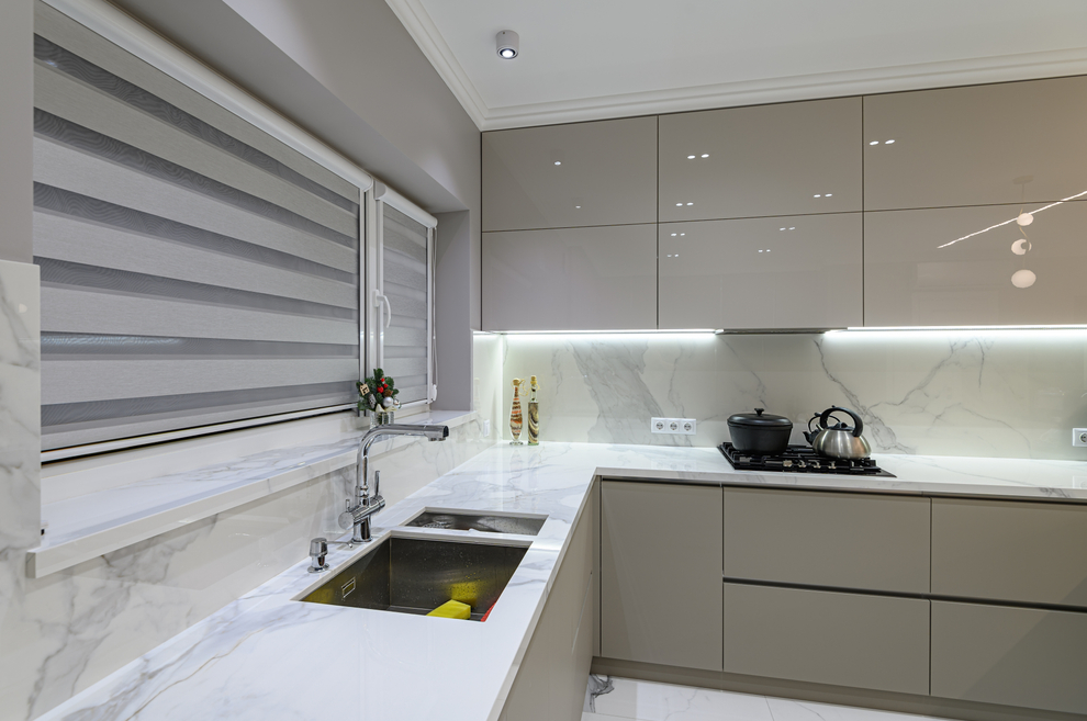 Jaluzelele metalice de exterior pot servi ideal și pentru ferestrele din bucătărie, living sau alte camere.