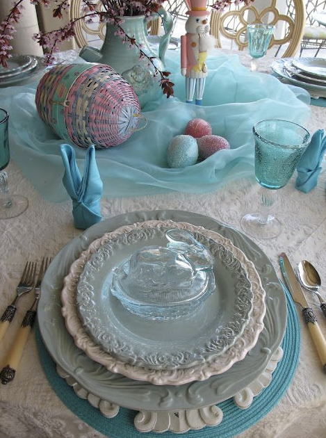 Decorațiuni și accesorii pentru aranjare creativă a mesei de Paște.