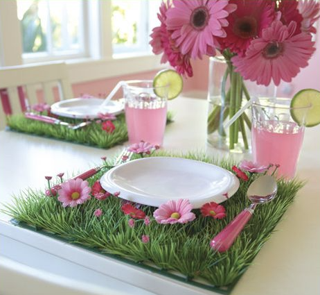Flori roz ca sși decorație pentru masa de Paște.