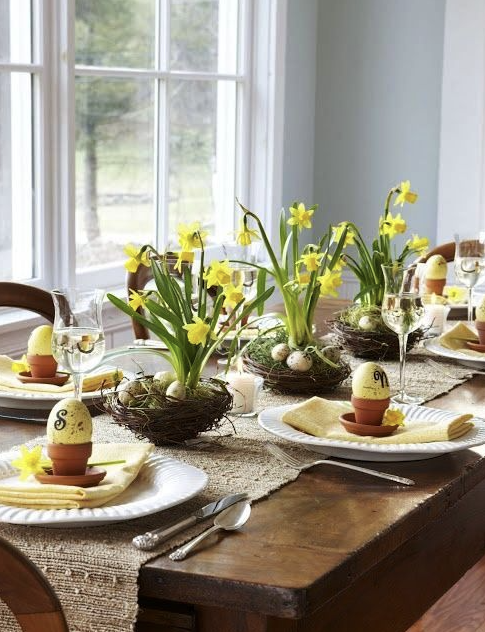 Aranjați masa cu flori galbene.