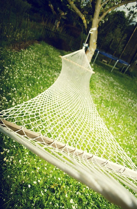 Balansoare relax sau hamace?. Hamac de grădină din textil pe culoare deschisă.