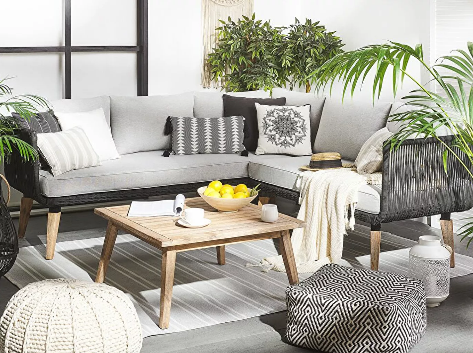 Grădina de iarnă, mobilier potrivit, colțar măsuță cafea,, taburete, flori.