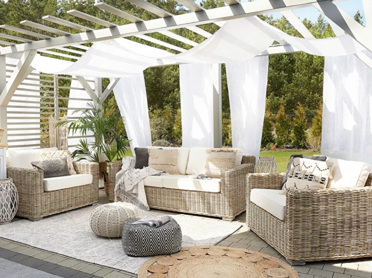 Grădină pe acoperiș. Set de mobilier canapea si fotolii din ratan cu perne de sedere.