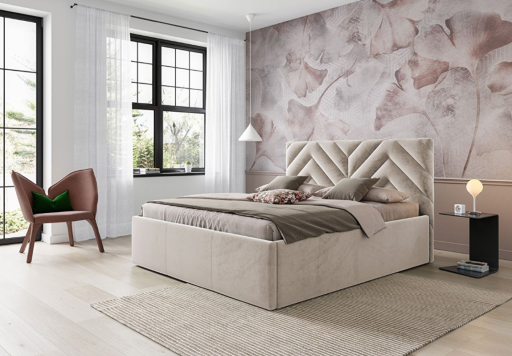 Primăvara în dormitor. Dormitor, pat matrimonial bej, noptier[, fotoliu, perno verde, corpuri iluminat.