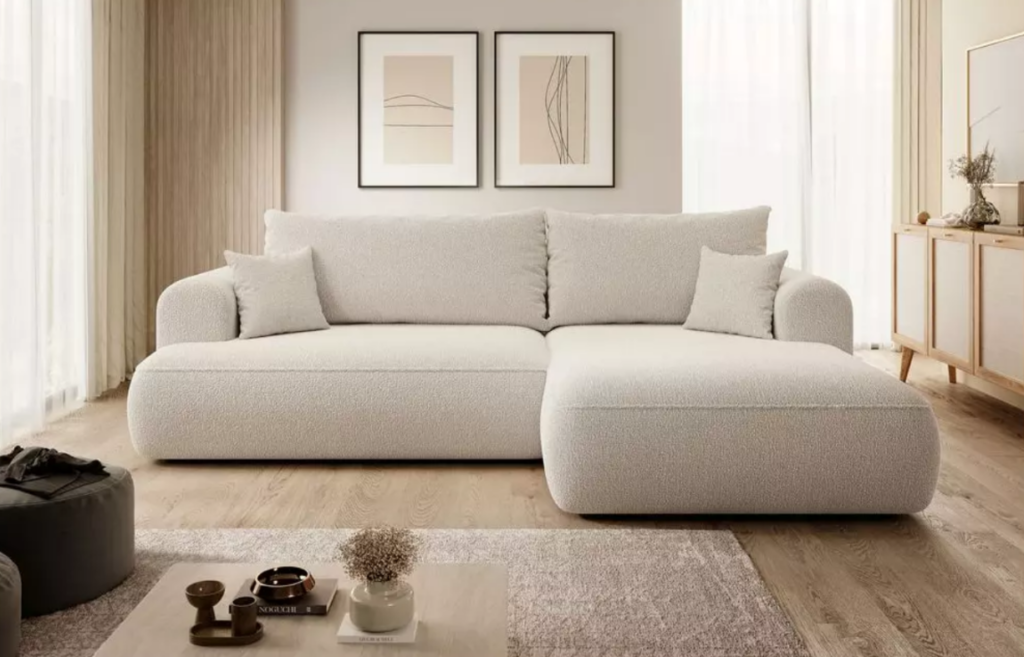 Hygge de primăvară. colțar bej, covor bej tablouri de perete, mobilier living. 