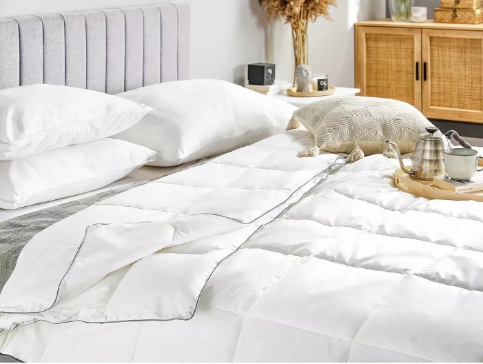 Pentru un somn sănătos sugeram o saltea de calitate, perne, noptieră albă.
