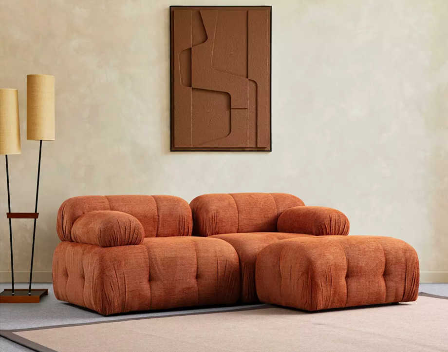 Mobilier modular. Canapea modulară maro deschis într-un living modern, luminat natural, cu un tablou pe perete si lampa de podea.

