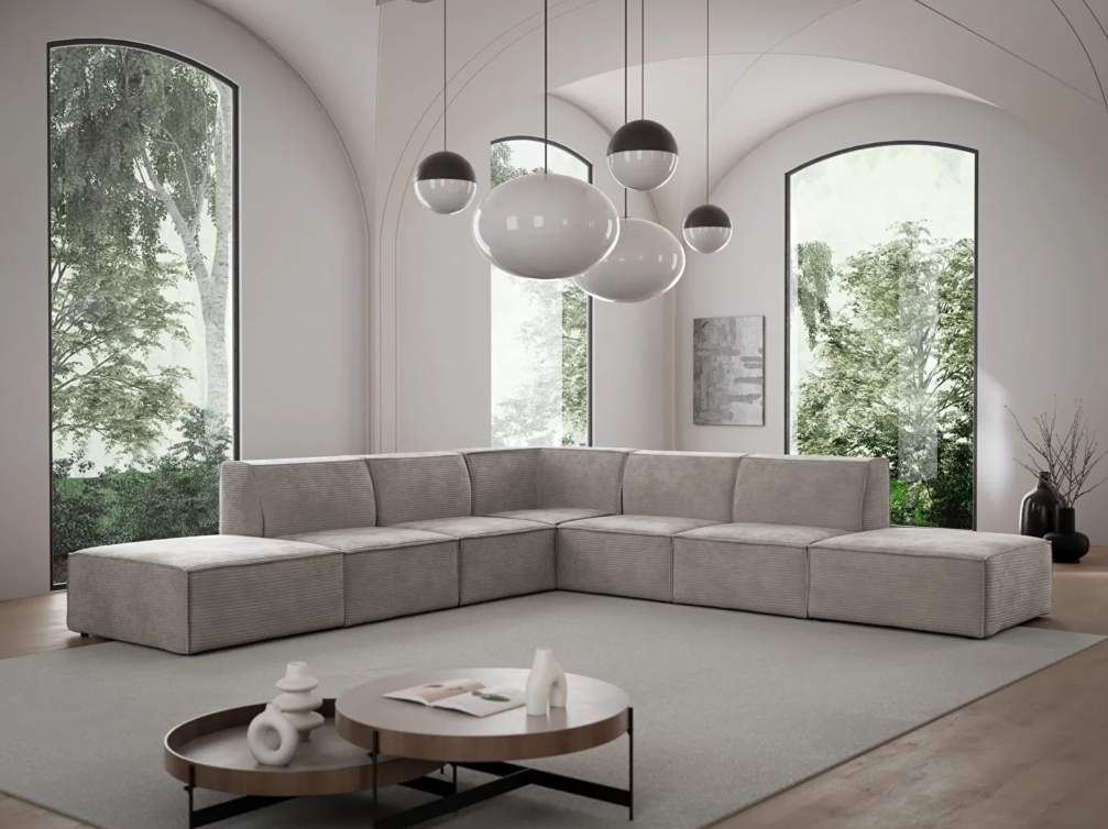 Mobilier modular. Canapea modulară gri deschis într-un living modern, luminat natural, cu o masutp de cafea dubla si lustra.

